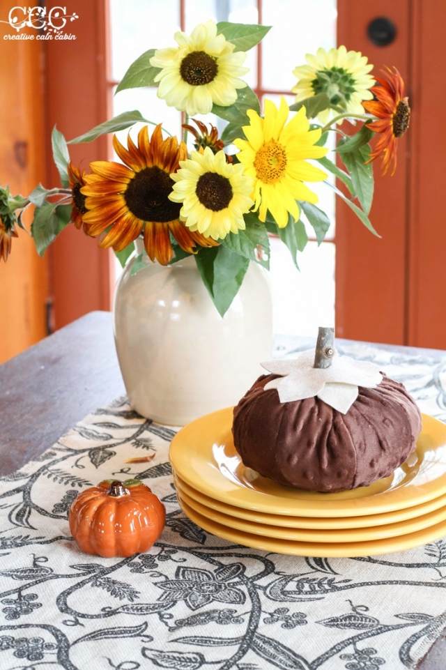 chemin-table-DIY-décoration-automne-toile-jute-motifs-noirs-citrouille-tissu-marron-bouquet-tournesols