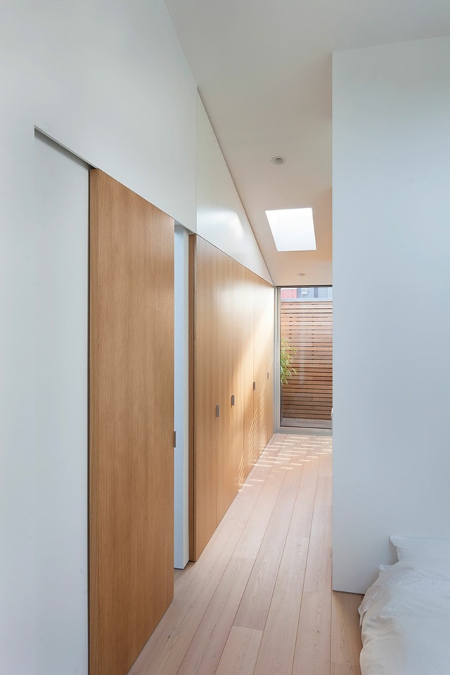 Le couloir qui amène vers la salle de bains garde robe meuble bois solide