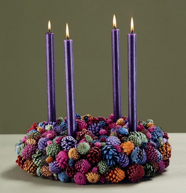 couronne-de-Noël-idée-originale-bougies-cônes-pin-couleurs-vives