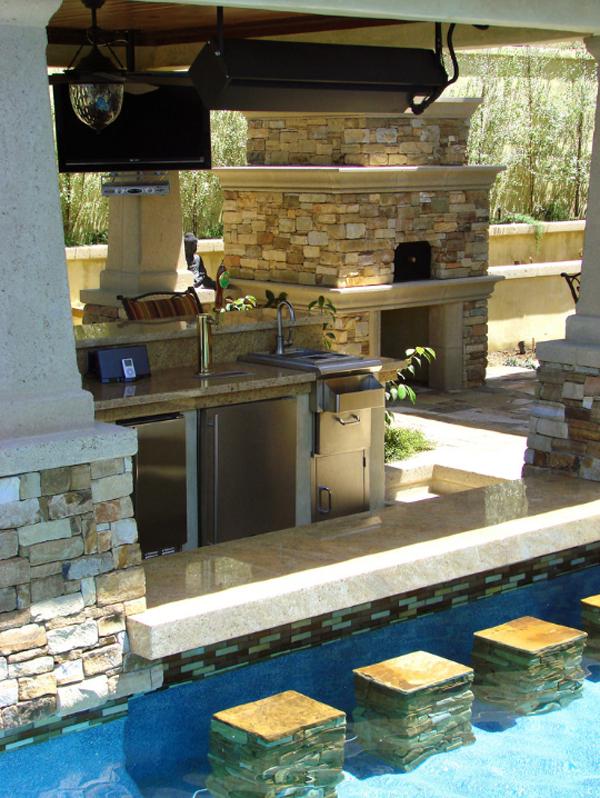 cuisine d'extérieur bordé par une piscine avec tabourets