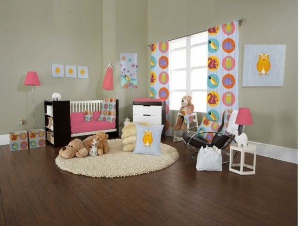 chambre bébé déco tapis de sol blanc lit de bébé rideaux