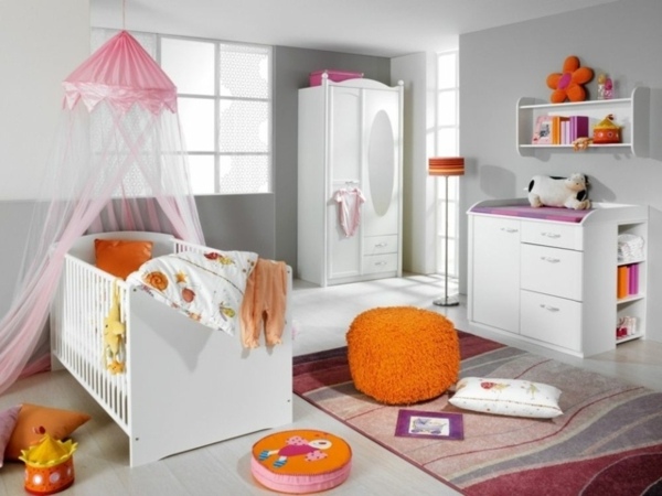 déco chambre bébé idée pouf orange tapis de sol lit de bébé en bois design solide