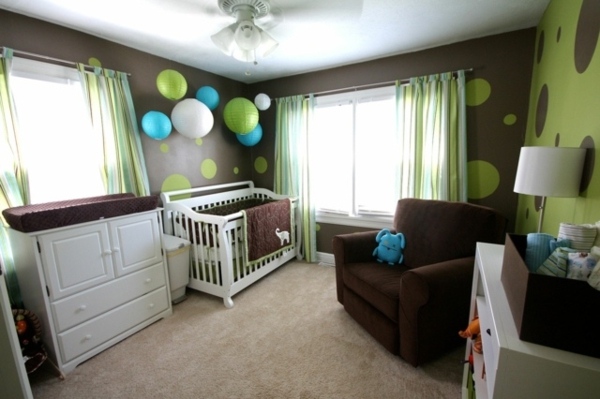 idée déco chambre bébé marron tapis de sol vert meuble blanc lit bébé