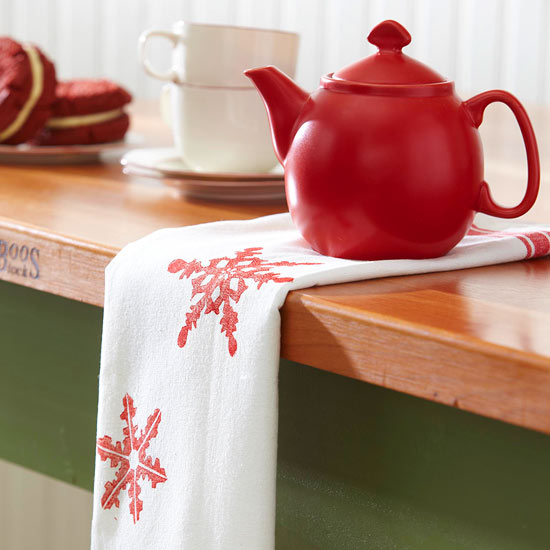 déco-Noël-tissu-faire-soi-même-théière-rouge-chemin-table-blanc-flocons-neige-rouges déco de Noël en tissu