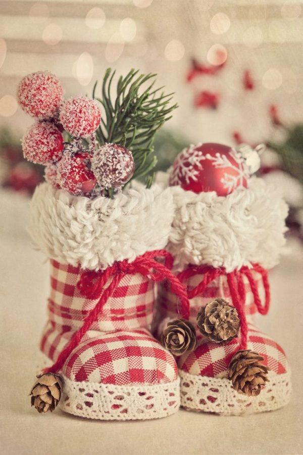 déco-maison-Noël-bottes-décoratives-tissu-dentelle-pommes-pin-boules-rouges-neige-artificielle