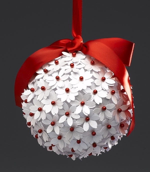 déco-maison-Noël-boule-Noel-blanche-petites-fleurs-papier-ruban-rouge-épingles déco en rouge et blanc