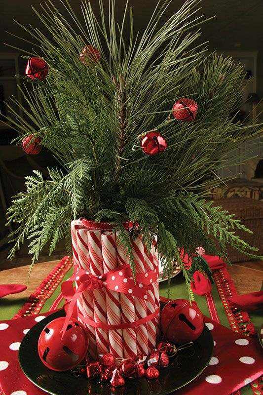 déco-maison-Noël-branches-sapin-boules-Noel-rouges-cannes-sucre-rouge-blanc