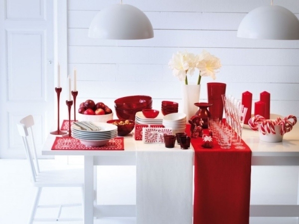 déco-maison-Noël-chemin-table-rouge-blanc-vaisselle-rouge-blanc-bougies-rouges