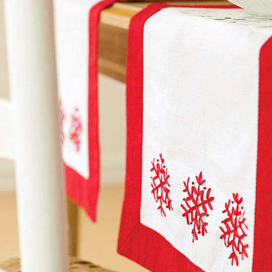 déco-maison-Noël-chemines-table-blancs-motifs-flocons-neige-rouges déco en rouge et blanc