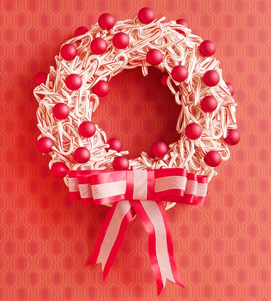 déco-maison-Noël-couronne-originale-cannes-sucre-boules-Noel-rouges-ruban déco en rouge et blanc