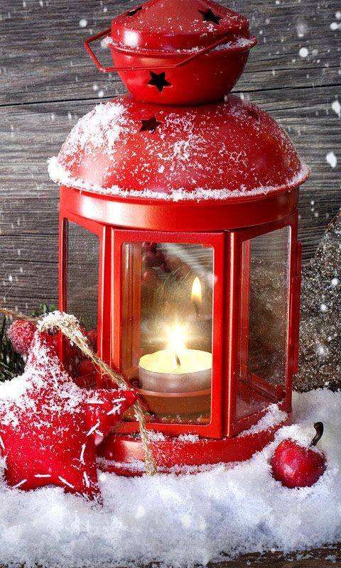 déco-maison-Noël-lanterne-rouge-bougie-blanche-étoiles-rouges déco en rouge et blanc