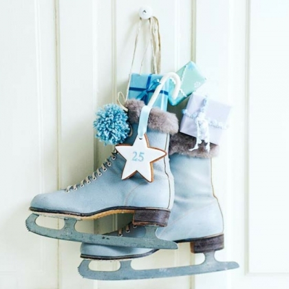 déco-maison-Noël-patins-glace-bleu-clair-pompon-bleu-étoile-petites-boîtes-cadeaux