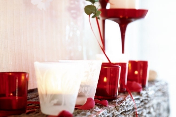 déco-maison-Noël-petits-bougeoirs-verre-blanc-rouge-bougies déco en rouge et blanc