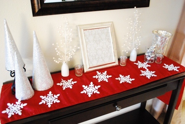 déco-maison-Noël-table-console-chemin-table-rouge-flocons-neige-blancs-sapins-Noel-décoraifs-vases déco en rouge et blanc