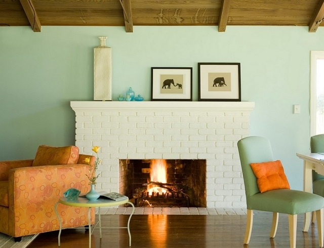 déco-salon-rustique-murs-bleu-pâle-accents-orange-chaud-cheminée déco salon rustique