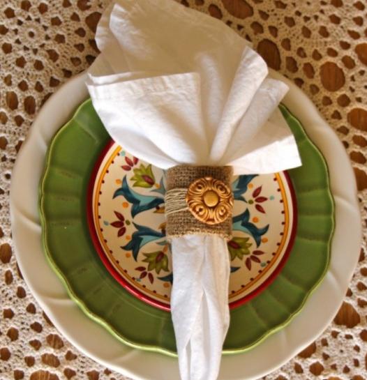décoration-automnale-table-rond-de-serviette-nappe-blanche