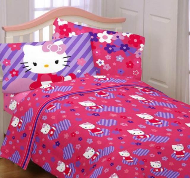 décoration-chambre-fille-linge-lit-thème-Hello-Kitty-petit-lit-enfant