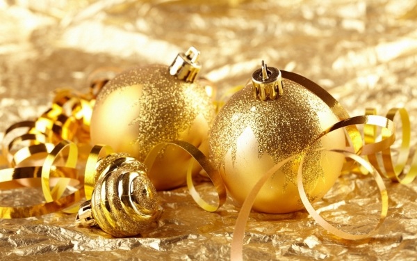 décoration-de-Noël-couleur-or-boules-decoratives-guirlandes-brillance