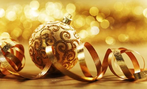 décoration-de-Noël-couleur-or-boules-decoratives-guirlandes-lumieres
