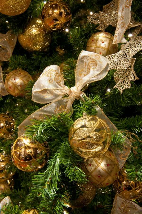 décoration-de-Noël-couleur-or-boules-decoratives-guirlandes