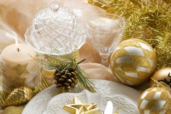 décoration-de-Noël-couleur-or-boules-decoratives-table-cone-pin