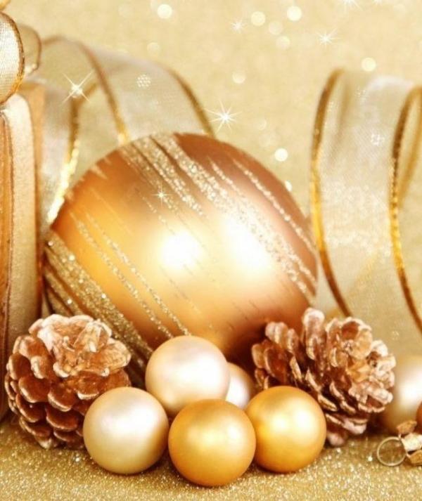 décoration-de-Noël-couleur-or-cones-pin-boules-décoratives