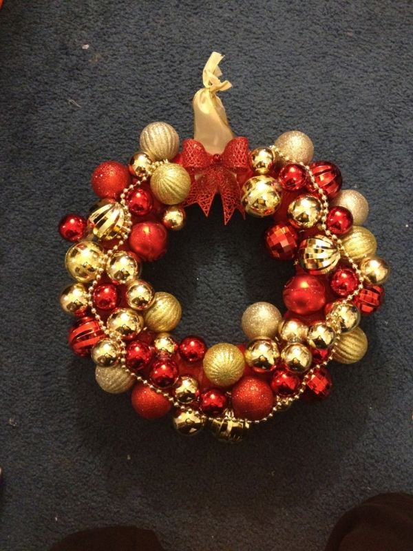 décoration-de-Noël-couleur-or-couronne-porte-ruban-rouge