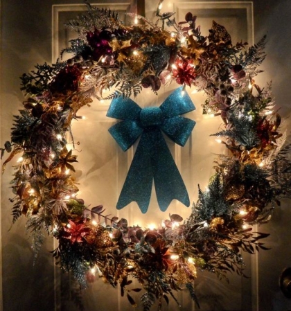 décoration-de-Noël-idée-originale-extérieur-couronne-porte-ruban