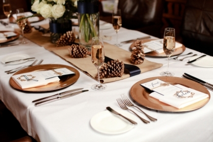 décoration-de-table-hiver-idées-cones-pin-fleurs