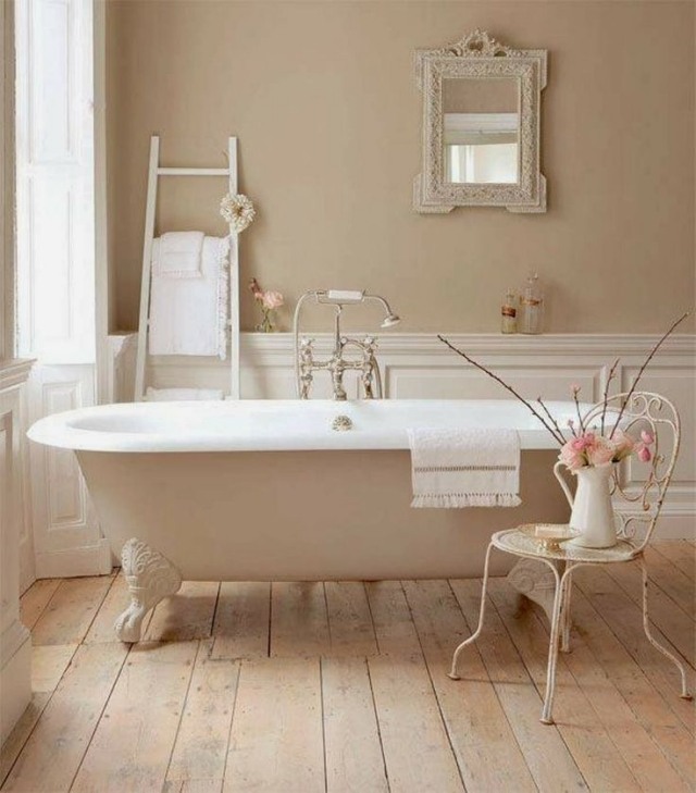 décoration-maison-Shabby-chic-salle-bains-couleur-crème-bouquet-fleurs-roses-vase-blanc-chaise-métallique décoration maison