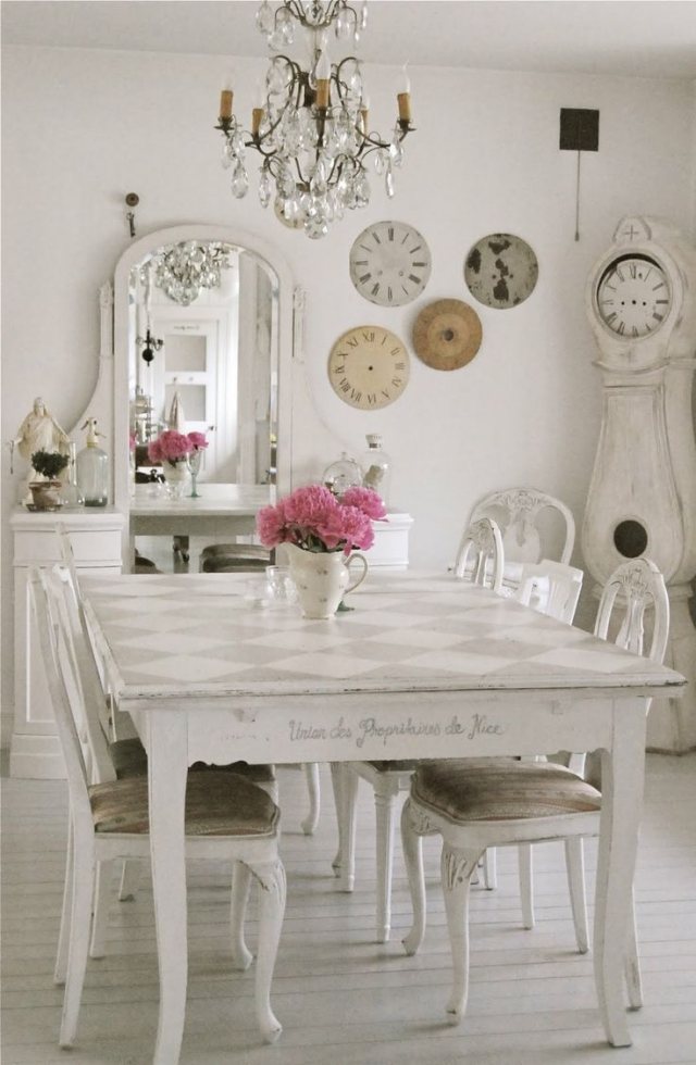 décoration-maison-Shabby-chic-salle-manger-bouquets-roses-mobilier-blanc décoration maison