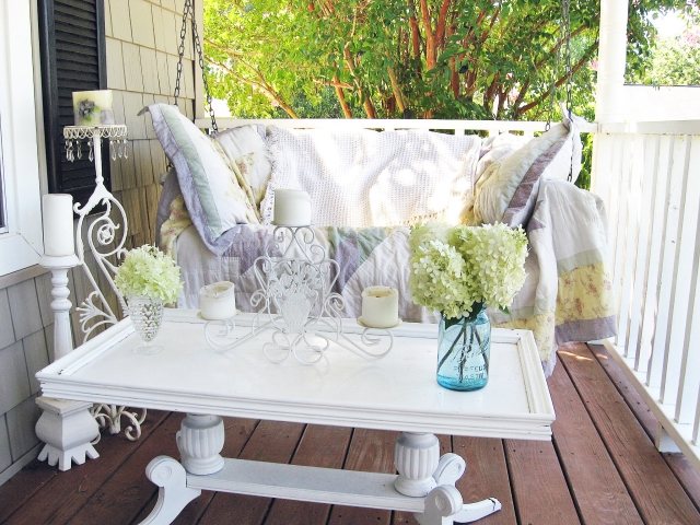 décoration-maison-Shabby-chic-terrasse-bouquets-fleurs-chandelier-blanc-métallique décoration maison
