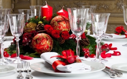 décoration-table-Noël-arrangement-boules-rouges-ornements-dorés-bougies-rouges-serviettes-blanches