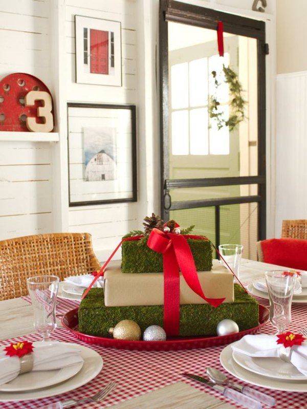 décoration-table-Noël-arrangement-ruban-rouge-boules-Noel-nappe-carreaux-rouge-blanc