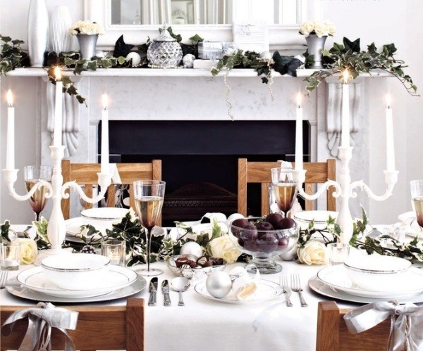 décoration-table-Noël-bougies-blanches-boules-argent-bougeoirs-blancs-guirlande-verte-manteau-cheminée décoration table de Noël