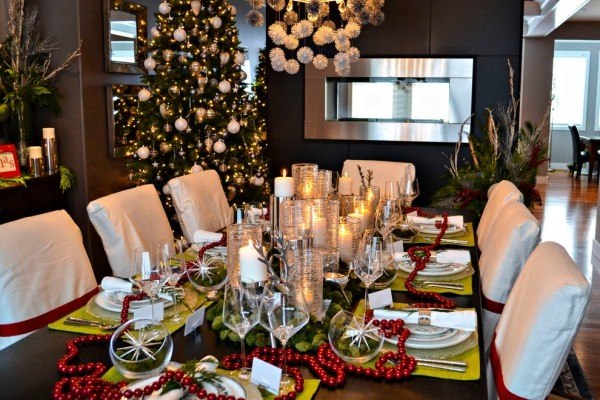 décoration-table-Noël-bougies-blanches-guirlandes-perles-rouges-branches-pin-vertes