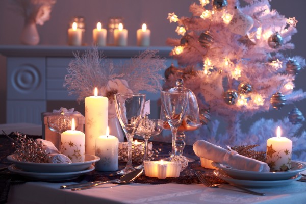 décoration-table-Noël-bougies-blanches-sapin-blanc-artificiel-motifs-étoiles-dorées