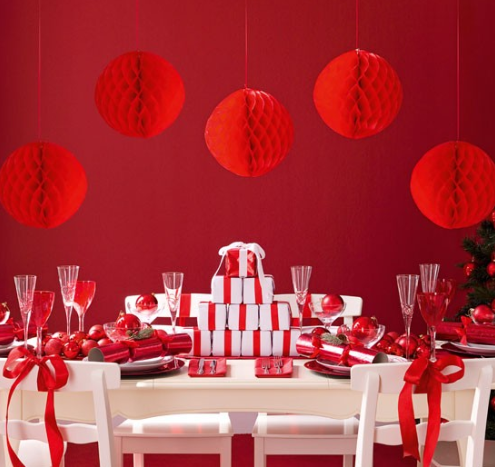 décoration-table-Noël-boules-papier-rouge-petits-cadeaux-rubans-rouges décoration de table pour Noël