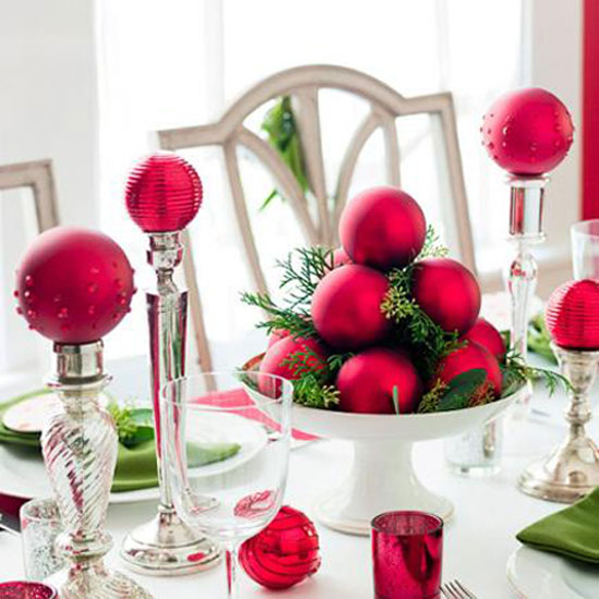 décoration-table-Noël-boules-rouges-branches-vertes-bougeoirs-verre décoration de table pour Noël