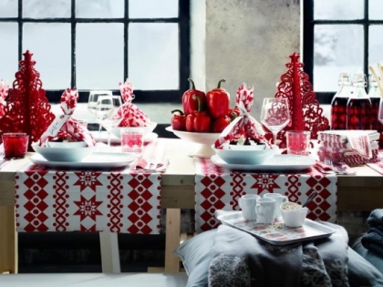 décoration-table-Noël-chemins-table-blancs-motifs-rouges-sapins-cadeaux-personnalisés