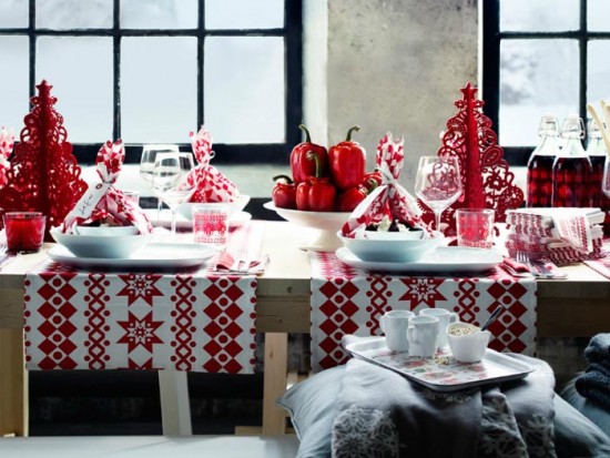 décoration-table-Noël-chemins-table-blancs-motifs-rouges-sapins-cadeaux-personnalisés décoration de table pour Noël