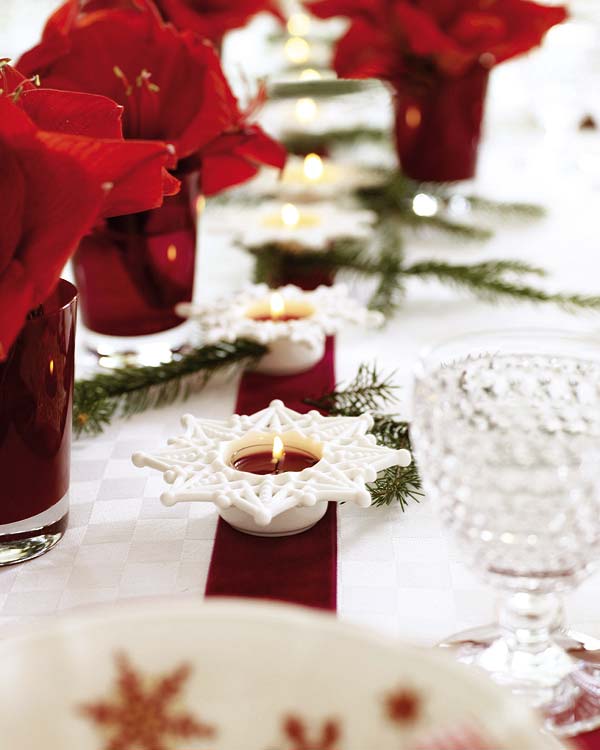 décoration-table-Noël-fleurs-rouges-bougeoirs-blancs-branches-pin décoration de table pour Noël