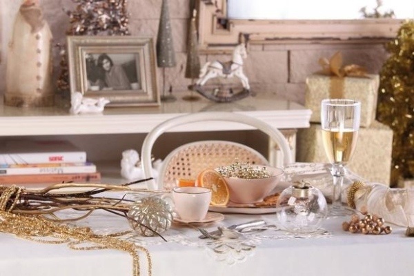 décoration-table-Noël-nappe-blanche-guirlandes-perles-or-argent-boule-Noel-verre-transparent décoration table de Noël