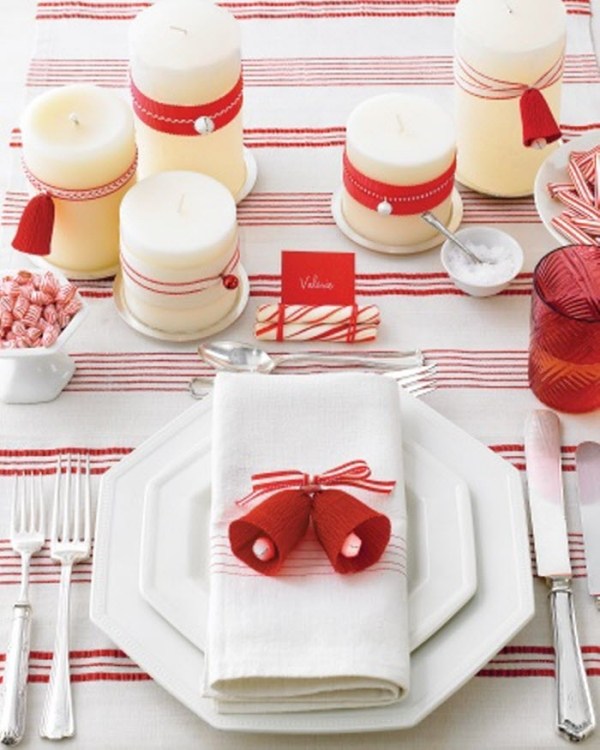 décoration-table-Noël-nappe-blanche-rayures-rouges-bougies-blanches