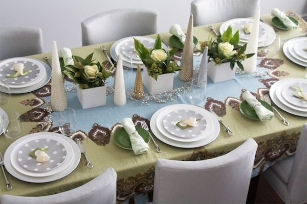 décoration-table-Noël-nappe-vert-clair-assiettes-grises-pois-blancs-roses-blanches-feuilles-vertes-sapins-Noel-décoratifs décoration table de Noël