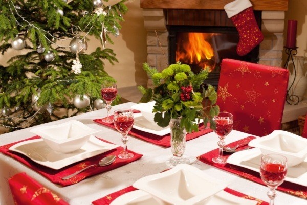 décoration-table-Noël-napperons-rouges-branches-vertes-chaises-rouges-motifs-étoiles décoration table de Noël