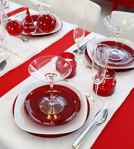 décoration-table-Noël-ornements-verre-rouges-chemin-table-blanc-nappe-rouge décoration de table pour Noël