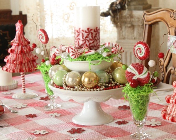 décoration-table-Noël-petit-sapin-Noel-sucreries-bougie-blanche-boules-or-argent-blanches-vertes-petits-flocons-neige-rouges-blancs