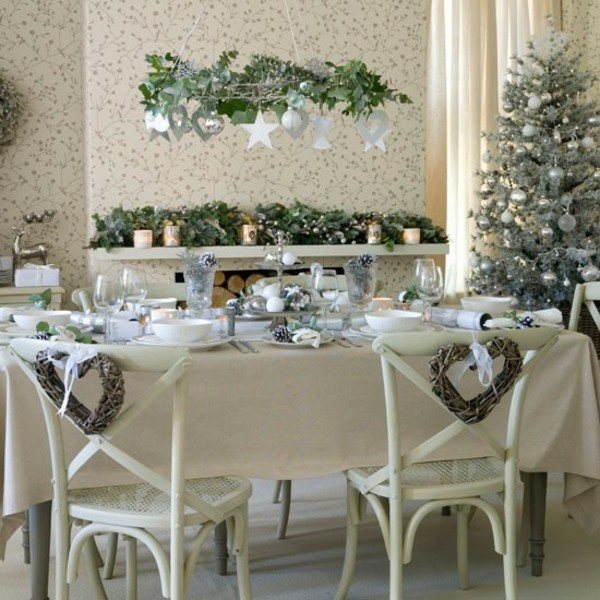 décoration-table-Noël-pommes-pin-argentées-couronnes-bois-flottant-forme-coeurs-chaises décoration de table pour Noël