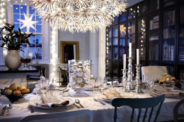 décoration-table-Noël-vase-transparent-boules-guirlandes-perles-bougeoirs-argent-nappe-blanche décoration table de Noël